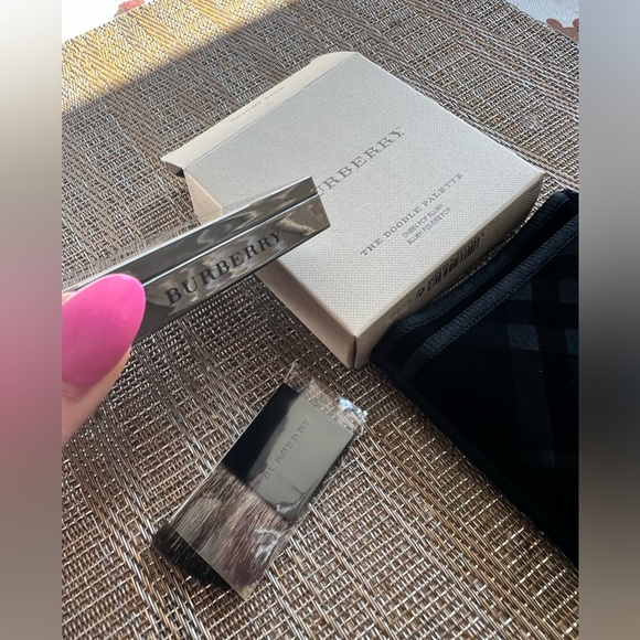 New! Burberry The Doodle Palette Cheek Pop Blush with Brush & Btight pink - Picture 2 of 3